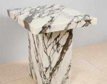 Mesa lateral feita à mão em mármore Calacatta Viola: móvel decorativo de luxo