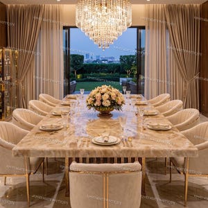 Könnte beinhalten: Ein luxuriöses Esszimmer mit einem großen rechteckigen Marmortisch mit goldenen Akzenten, gedeckt für ein formelles Abendessen. Beige gepolsterte Stühle umgeben den Tisch. Ein Kristall-Kronleuchter hängt darüber.