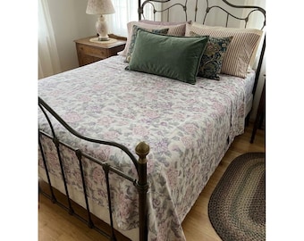 Vintage Wamsutta Queen hoeslaken met bloemenprint in roze, paarse en pioenrozenprint, gemaakt in de VS.
