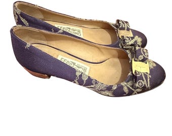 Autentiche décolleté vintage Ferragamo anni '90 con fiocco Vara in broccato viola e oro, taglia 6 Y2K