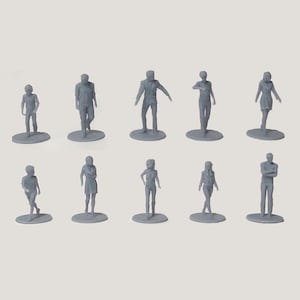 Könnte beinhalten: Eine Sammlung von zehn kleinen, grauen Plastikfiguren von Menschen in verschiedenen Posen. Die Figuren stehen auf kleinen, runden Sockeln. Die Figuren zeigen Menschen beim Gehen, Stehen und mit verschränkten Armen.