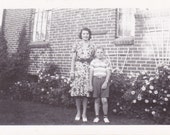 Articles de instantánea de edad foto - imagen-papel Boy de 1940 Vintage fotografía-jardín-madre de mama e hijo - día de la madre