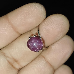 Cabujón de rubí estrella natural / Gema de color rojo violáceo de 6,5 quilates para la fabricación de joyas