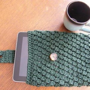 Patrón de funda de ganchillo para tablet – Funda texturizada para iPad, estuche de ganchillo hecho a mano, funda para dispositivos electrónicos con cierre de botón, idea de regalo fácil de hacer tú mismo