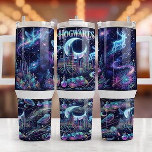 Könnte beinhalten: Ein Edelstahlbecher mit Henkel und einem dunkelblau-violetten Galaxie-Aufdruck. Das Design zeigt das Wort HOGWARTS, ein Schloss, eine Mondsichel, einen Hirsch, eine Eule, einen Zauberstab und Zaubertrankflaschen in leuchtenden Neonfarben.