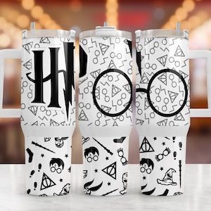 Könnte beinhalten: Ein weißer Edelstahlbecher mit Henkel und durchsichtigem Deckel, verziert mit einem schwarzen Grafikmuster aus Harry-Potter-Motiven wie Brillen, Blitzen, Zauberstäben und den Buchstaben HP sowie einem wiederkehrenden Muster magischer Symbole.