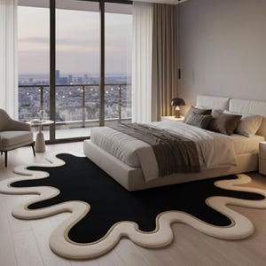 Puede incluir: Un dormitorio moderno con una gran ventana con vistas al horizonte de la ciudad. La habitaci&oacute;n cuenta con una cama con ropa de cama blanca, una silla de tonos neutros y una alfombra &uacute;nica en blanco y negro con un dise&ntilde;o abstracto. Dos mesitas de noche con l&aacute;mparas completan la escena.