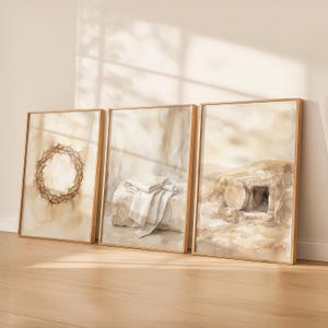 以下が含まれることがあります： 黒い持ち手と「But First, Coffee」のテキストが太字の黒で書かれた白いセラミックマグ。マグカップはぼやけた背景に置かれており、居心地の良い環境を示唆しています。