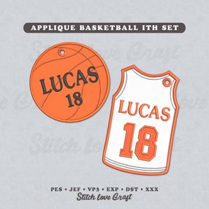 Puede incluir: Un conjunto de baloncesto de apliques con una pelota naranja con el nombre "LUCAS" y el número "18", y una camiseta blanca con el mismo nombre y número. El texto "APPLIQUE BASKETBALL ITH SET" está en la parte superior.