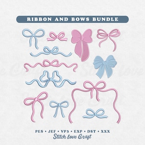 Pode incluir: Uma coleção de desenhos bordados de fitas e laços em tons de rosa e azul. A imagem apresenta vários estilos de laços e arranjos de fitas. O texto "RIBBON AND BOWS BUNDLE" está no topo. O texto "PES • JEF • VP3 • EXP • DST • XXX" e "Stitch love Craft" está na parte inferior.