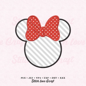 Peut inclure: Un motif de tête de souris de dessin animé avec un nœud rouge à pois. La tête est bordée de noir, avec un intérieur rayé. Le nœud est rouge avec des pois blancs. Le texte "Stitch love Craft" est en bas.