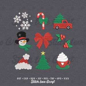 Puede incluir: Una colección de diseños de bordado con temática navideña. Incluye copos de nieve, un bastón de caramelo con un lazo verde, un camión rojo que transporta un árbol de Navidad, un muñeco de nieve, un lazo rojo, bayas de acebo, un gorro de Papá Noel, un árbol de Navidad y una taza roja con crema batida.