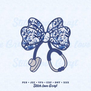 Pode incluir: Um design de laço floral azul e branco com um estetoscópio. O laço tem um padrão floral detalhado em tons de azul e branco. O estetoscópio é azul e cinza. O texto "Stitch love Craft" está na parte inferior.