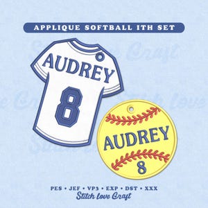 Może przedstawiać: Zestaw do softbalu z aplikacjami, zawierający białą koszulkę z napisem "Audrey" i numerem 8 w kolorze niebieskim oraz żółtą piłkę do softballu z czerwonymi szwami, również z napisem "Audrey" i 8. Tekst "APPLIQUE SOFTBALL ITH SET" znajduje się u góry.