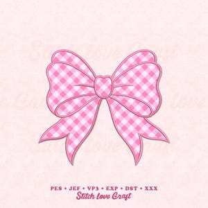 Könnte beinhalten: Ein rosa-weiß kariertes Schleifenmotiv mit einem zentralen Knoten und einer gestickten Kontur. Der Text am unteren Rand lautet PES, JEF, VP3, EXP, DST, XXX und Stitch love Craft in einer rosa Schreibschrift auf hellrosa Hintergrund.