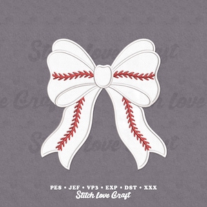 Puede incluir: Un lazo blanco con costuras rojas, que se asemeja a una pelota de béisbol. El lazo tiene un diseño detallado con bordes curvos y un nudo central. La imagen está sobre un fondo gris. El texto "Stitch love Craft" está en la parte inferior.