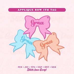 Pode incluir: Três etiquetas de laço de aplicação em rosa, azul claro e pêssego, cada uma com o nome "Grace" em itálico. Os laços têm um padrão de bolinhas. O texto na parte superior diz "APPLIQUE BOW ITH TAG". O texto na parte inferior diz "Stitch love craft".
