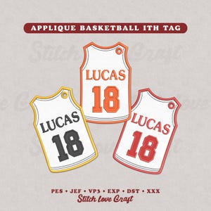 Puede incluir: Tres etiquetas con forma de camiseta de baloncesto con el nombre "LUCAS" y el número "18". Las etiquetas son blancas con detalles en naranja, negro y rojo. El texto "APPLIQUE BASKETBALL ITH TAG" está en la parte superior. El texto inferior dice "Stitch Love Craft".
