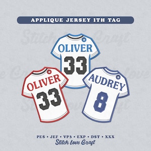 Pode incluir: Três designs de apliques de camisola em branco, vermelho e azul. Cada camisola apresenta um nome e um número: "OLIVER 33" em preto e "AUDREY 8" em azul. O texto "APPLIQUE JERSEY ITH TAG" está no topo.