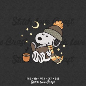 Puede incluir: Diseño bordado de un perro de dibujos animados leyendo un libro, con gorro y bufanda. También hay una taza de café y una luna creciente en la imagen. El texto "Stitch Love Craft" está en la parte inferior.