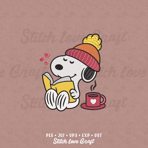 Puede incluir: Diseño bordado de Snoopy leyendo un libro, con un gorro de invierno, con una taza roja al lado. El diseño incluye el texto "Stitch Love Craft" y abreviaturas de tipos de archivo.