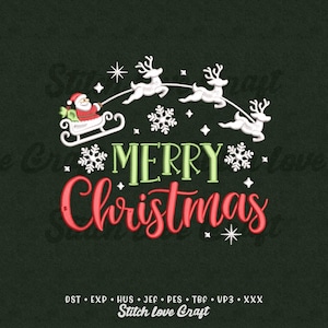 Può includere: Un design natalizio festivo con Babbo Natale su una slitta trainata da renne, con le parole "Merry Christmas" in rosso e verde. Fiocchi di neve e stelle aggiungono allegria festiva. Sfondo verde scuro.