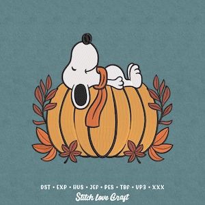 Op de afbeelding: Geborduurd ontwerp met Snoopy die op een oranje pompoen ligt, met een oranje sjaal. De pompoen is omringd door herfstbladeren in oranje en bruin. De tekst "Stitch love Craft" staat onderaan.