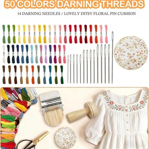 Pu&ograve; includere: Un assortimento di forniture per ricamo e rammendo. L'immagine mostra 50 colori di fili da rammendo, 14 aghi da rammendo e un cuscino per spilli floreale. Sono inclusi anche uno strumento a forma di fungo in legno, un piccolo strumento per tessere, forbici e una camicetta bianca con ricami floreali.