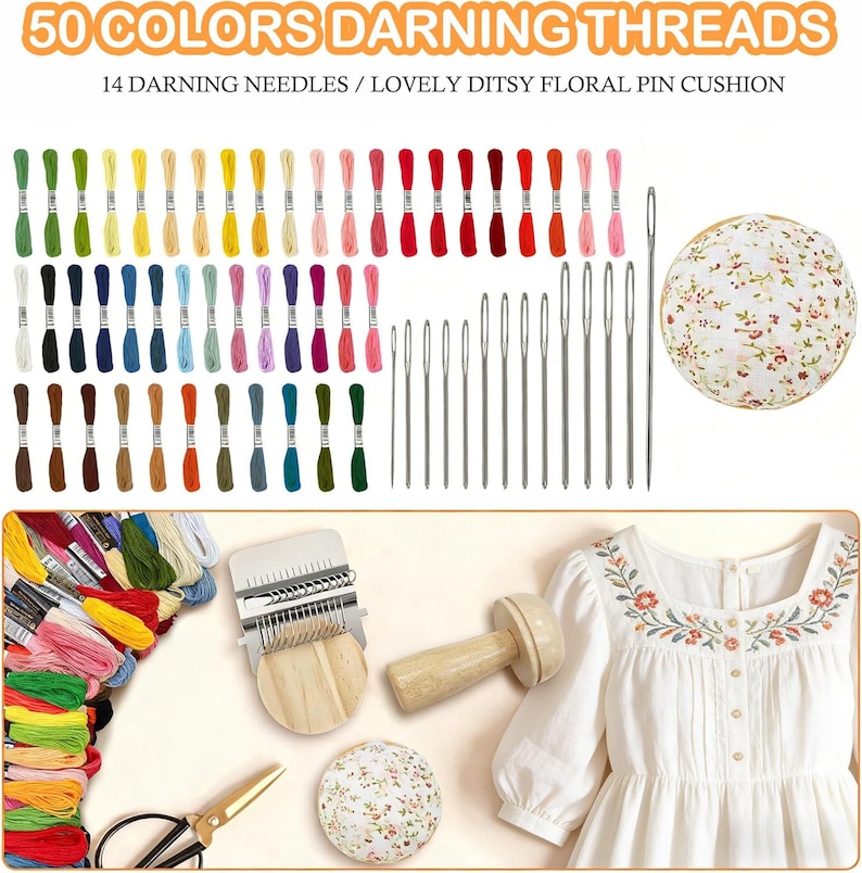 Pu&ograve; includere: Un assortimento di forniture per ricamo e rammendo. L'immagine mostra 50 colori di fili da rammendo, 14 aghi da rammendo e un cuscino per spilli floreale. Sono inclusi anche uno strumento a forma di fungo in legno, un piccolo strumento per tessere, forbici e una camicetta bianca con ricami floreali.