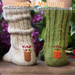 Pu&ograve; includere: Due calzini lavorati a maglia, uno beige e uno verde, con disegni di vasi di fiori ricamati. Il calzino beige presenta tulipani rossi, mentre il calzino verde ha un vaso arancione simile. Il testo "Creative Mending" &egrave; in alto.