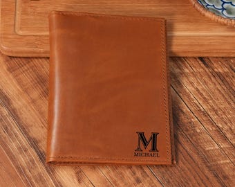 Portapasaportes de piel con monograma / Piel Crazy Horse de grano completo / Bolsillo AirTag / Regalo para viajeros
