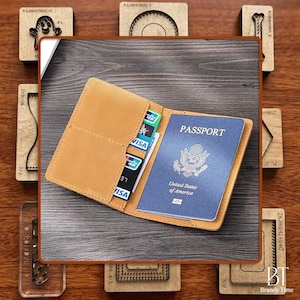 Può includere: Un porta passaporto in pelle marrone chiaro con un passaporto blu e carte di credito. Il passaporto è aperto, mostrando "PASSPORT" e "United States of America". Il porta passaporto è su una superficie di legno.
