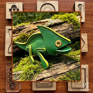 Puede incluir: Figura de camaleón de cuero verde hecha a mano con detalles amarillos, posada sobre un tronco cubierto de musgo. El reptil artesanal presenta costuras visibles. Varias herramientas de artesanía de madera rodean al camaleón.