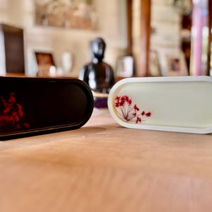 Bandeja negra para joyas y perfumes con auténtico encaje rojo de la reina Ana preservado.