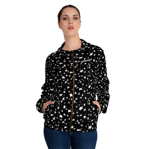 Puede incluir: Chaqueta negra con cremallera con un patrón de estrellas blancas y la palabra "overcast" impresa en la parte delantera.