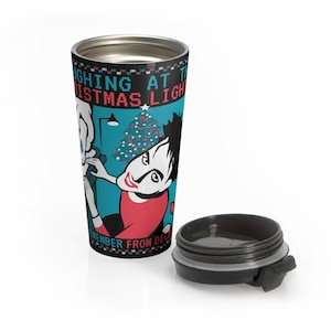 Può includere: Un bicchiere da viaggio in acciaio inossidabile con coperchio nero. Il bicchiere presenta un'illustrazione di un cartone animato di una persona che ride con un albero di Natale e il testo "Laughing at the Christmas Lights, Remember from December."