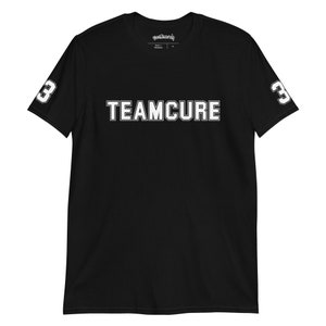 Puede incluir: Camiseta negra con texto blanco que dice "TEAMCURE" y el número "3" en cada manga.