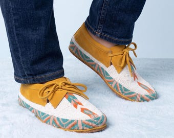Mocassins masculinos de couro com miçangas, feitos à mão, sapatos de camurça com cadarço, estilo boho western, para uso externo.