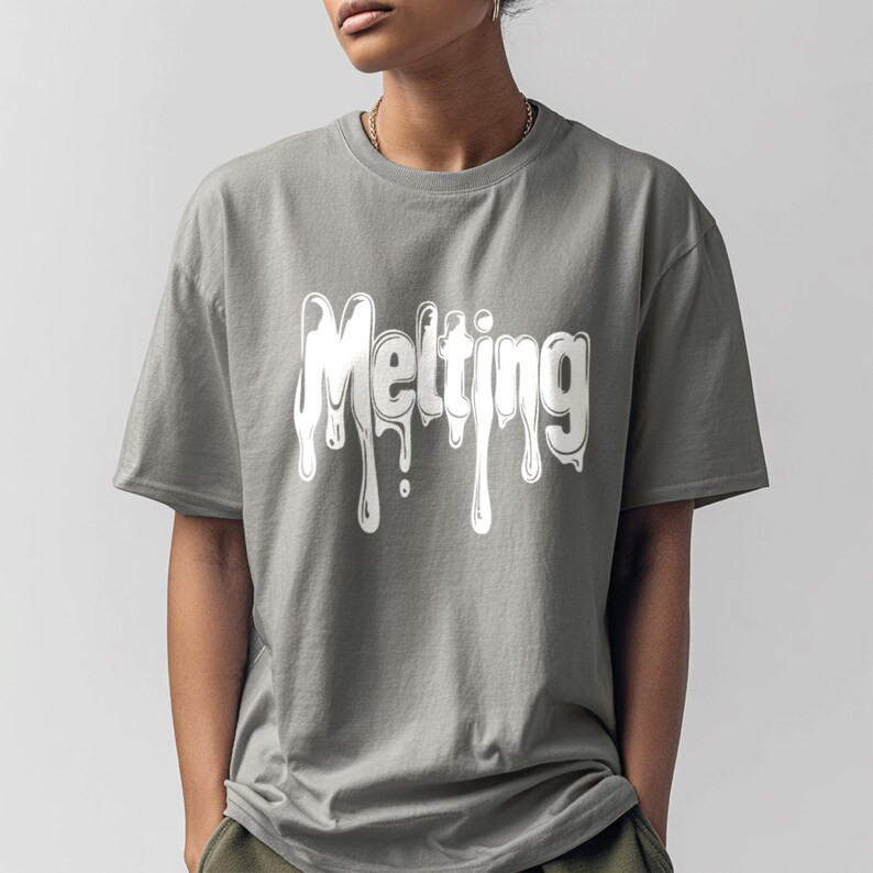 May include: A gray t-shirt with the word "Melting" in white, dripping font. The shirt has short sleeves and a crew neck. The model is wearing a gold chain.
