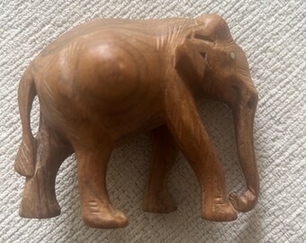 Handgefertigter Elefant aus Teakholz