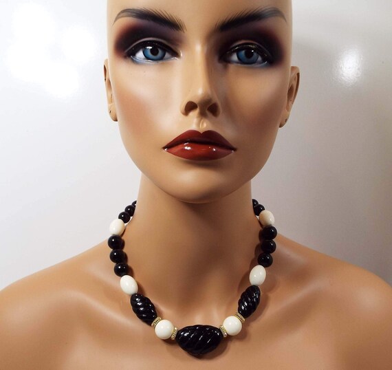 Black and White Lucite Beaded Vintage Necklace, G… - image 2