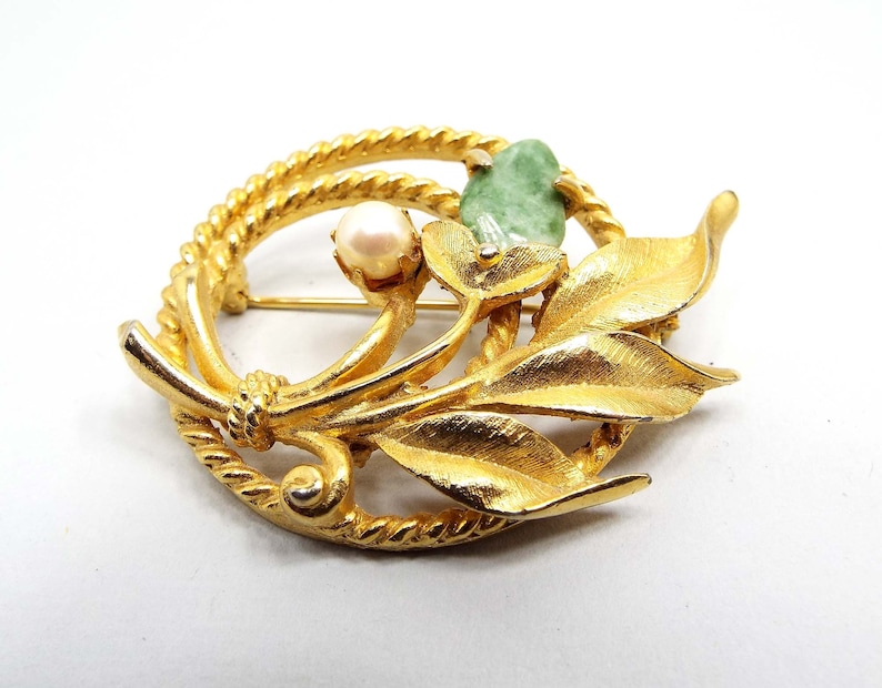 Sarah Coventry Vintage Jade Cultured Pearl Brooch Pin Gold Tone Mid Century 1960s