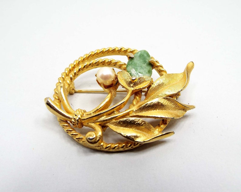 Sarah Coventry Vintage Jade Cultured Pearl Brooch Pin Gold Tone Mid Century 1960s