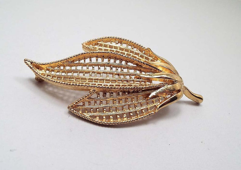 Retro 1970s 70s Gold Tone Vintage Leaf Brooch Fall Jewelry Textured Filigree