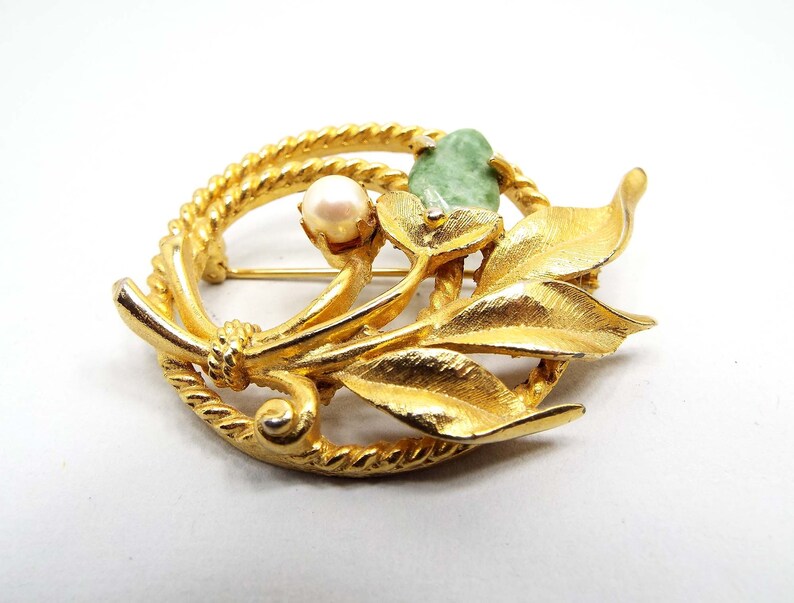 Sarah Coventry Vintage Jade Cultured Pearl Brooch Pin Gold Tone Mid Century 1960s