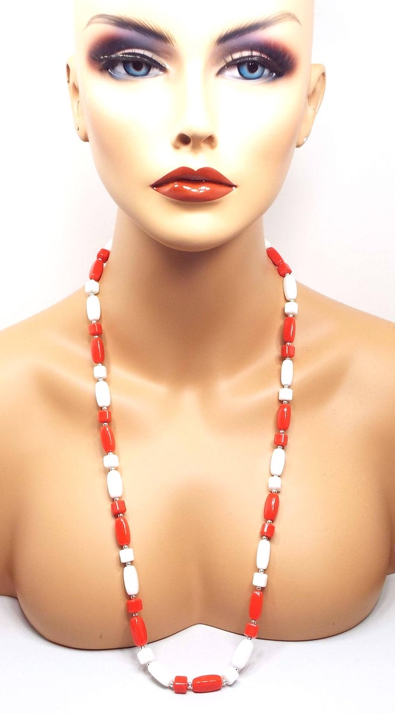 Red and White Vintage Lucite Beaded Necklace, Geo… - image 2