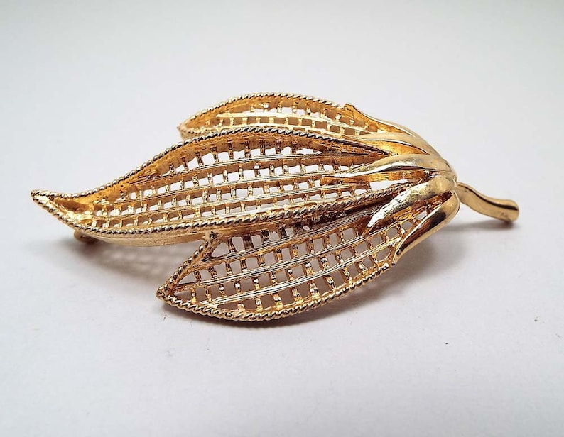 Retro 1970s 70s Gold Tone Vintage Leaf Brooch Fall Jewelry Textured Filigree