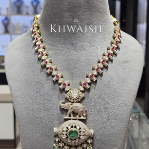 Gran Elefante Ruso Esmeralda Perlas Rubí Kundan Polki Victoriano Plata Largo Rani haar Colgante Collar y pendientes llamativos, Sabyasachi