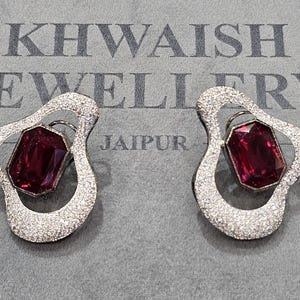 Pendientes de botón de circonita cúbica chapados en negro con circonita cúbica, talla esmeralda y gran rubí rojo, joyería llamativa de plata.