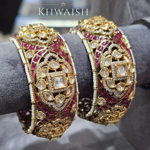 Pulseiras indianas de prata com detalhes em Meenakari Kundan, pérolas Polki brutas e acabamento em ouro antigo vermelho rubi, estilo vitoriano, com fecho de pressão. Joias Sabyasachi.